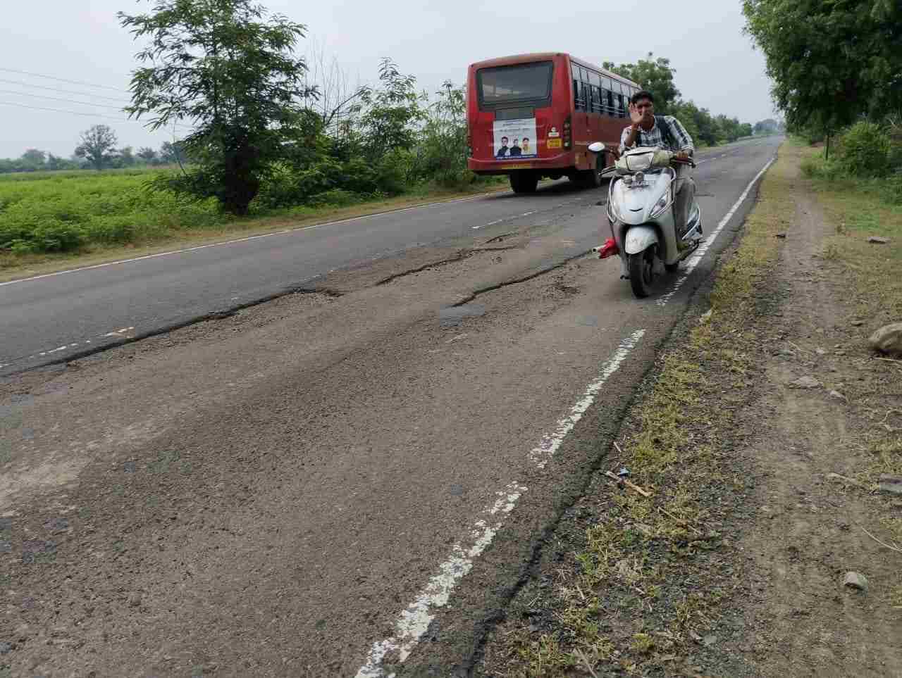  शिरसगाव - अल्लीपूर रोडवरील जीवघेण्या खड्ड्यामुळे अपघातात वाढ, तात्काळ दुरुस्तीची मागणी